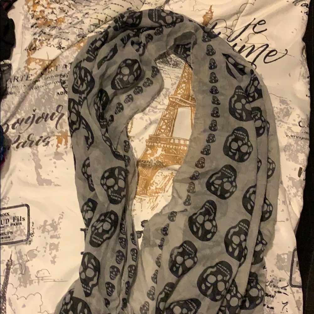 Brandy Melville skull scarf